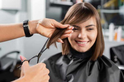 Brushing et coupe dans un salon de coiffure mixte   