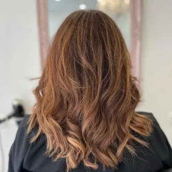 Coloration professionnelle sur cheveux courts ou mi-longs  